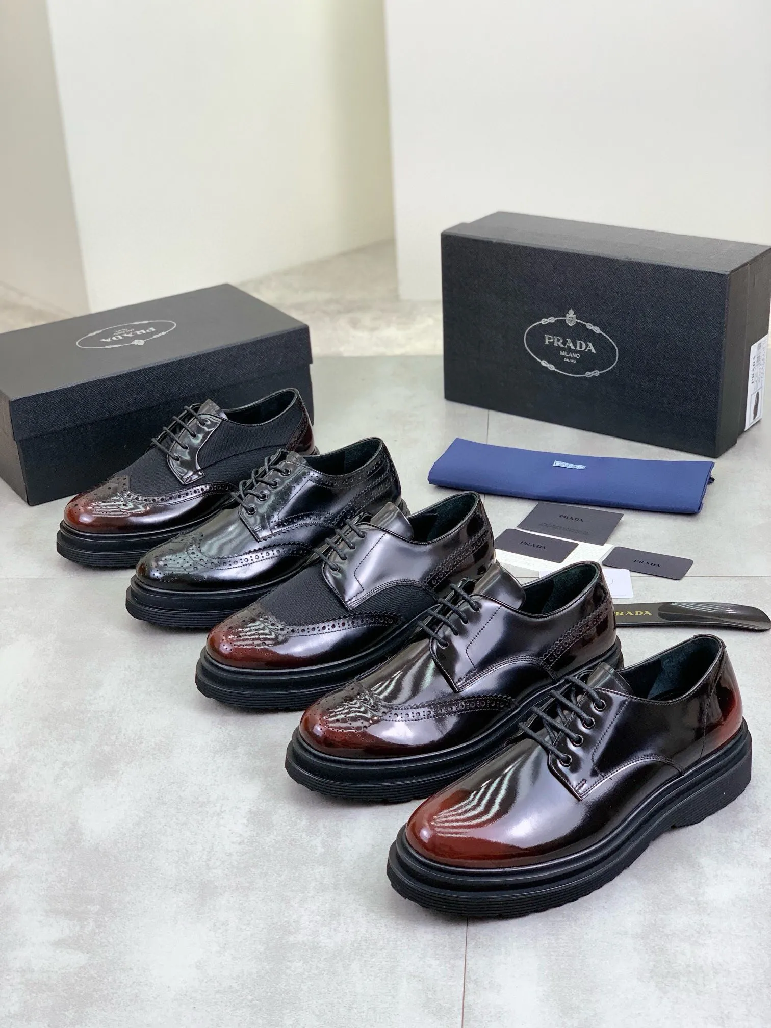 Factory price P880 💰Original quality, top version🔱 ＰＲＡＤＡPrada. Men's business casual leather shoes, top quality products. 1:1 shipment⬆️Luxurious and noble👞All imported original brand fabrics, just to create a more comfortable wearing experience. Upper: Original comfortable open edge bead-rubbed calf leather➕Top imported water-dyed full cow lining, original lightweight and comfortable TPU foam combination bottom✔️Code number: 39-44 (38.45 can be customized)